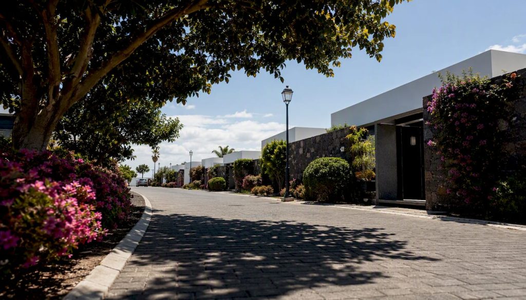 Una calle residencial típica de San Isidro