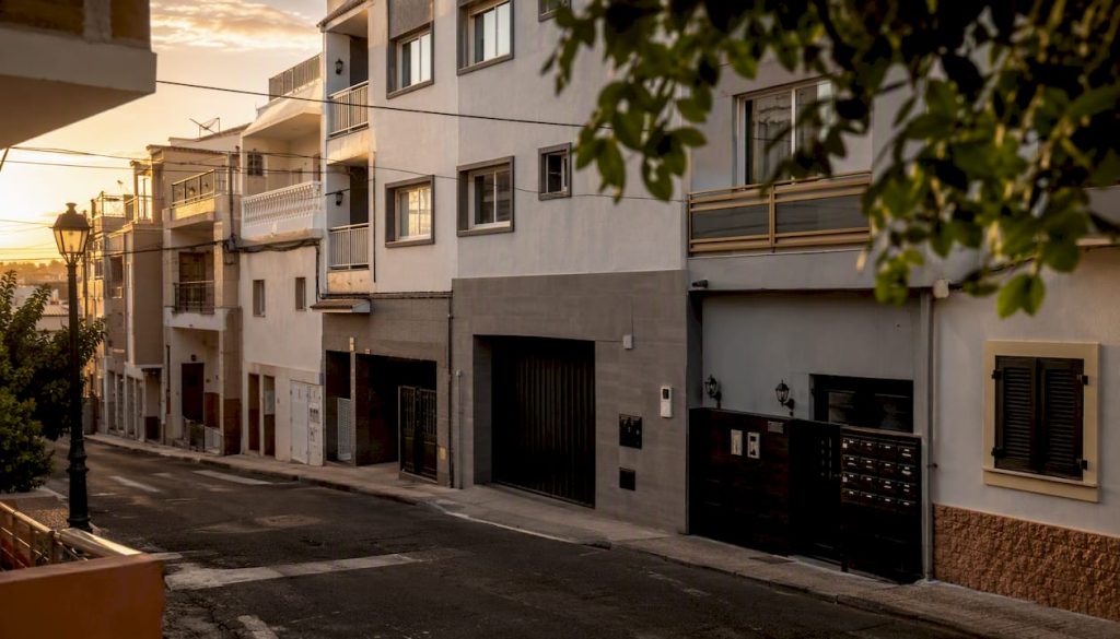 Una tranquila calle residencial en el barrio de San Isidro, Madrid.
