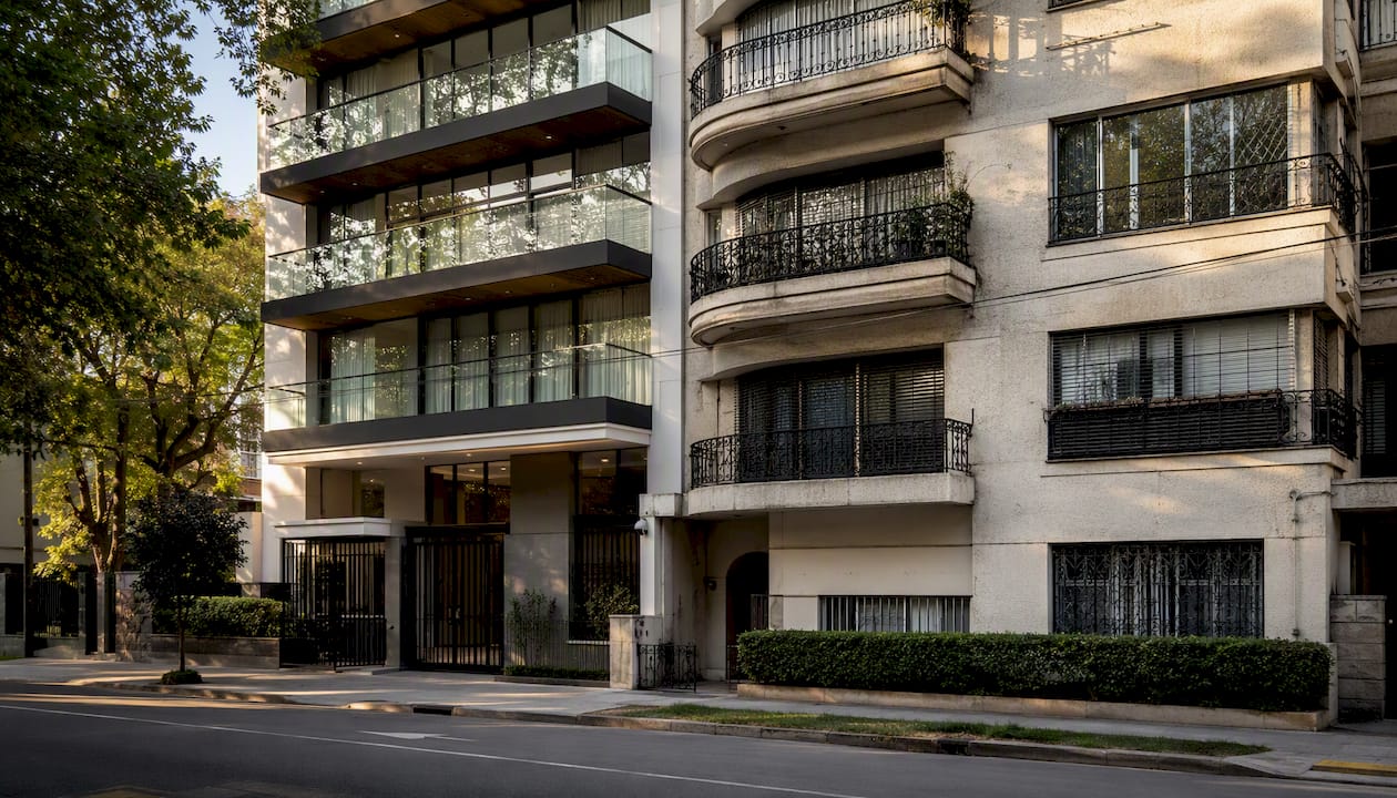 Detalles arquitectónicos de las fachadas de edificios de departamentos en San Isidro