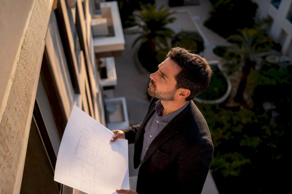 Administrador revisando edificio residencial