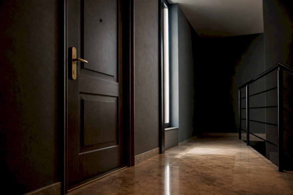 Puerta cerrada de un apartamento ocupado