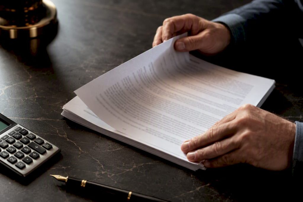 Revisión de escritura hipotecaria en mesa de partes