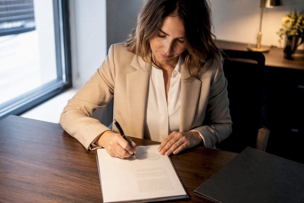 Firma del certificado de deudas comunitarias
