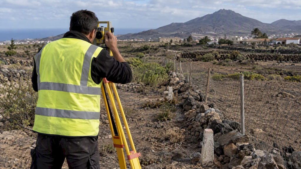 Técnico marcando los límites de una parcela rústica en Tenerife