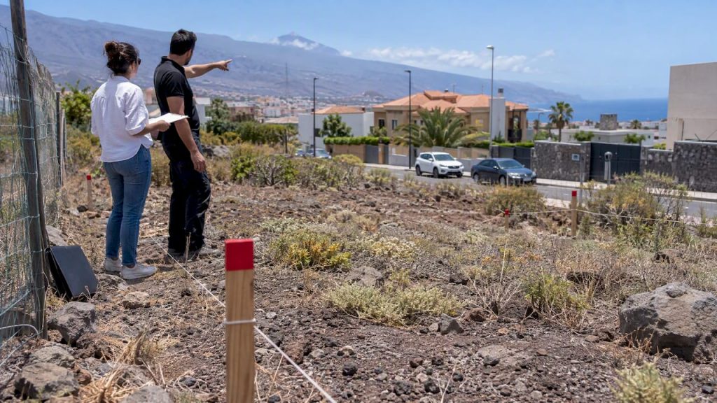 Parcela en Tenerife con límites definidos y entorno urbano