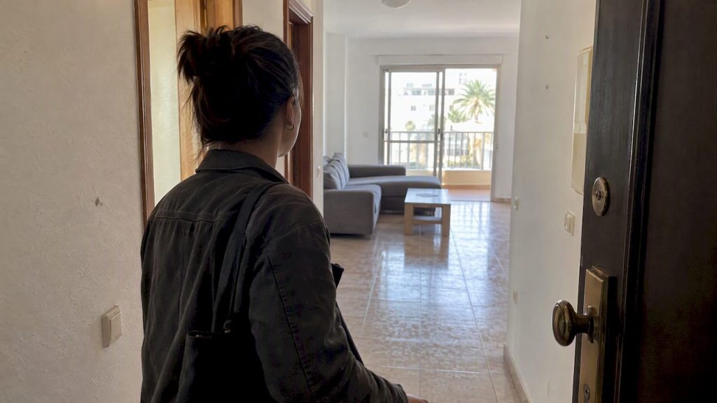 Persona visitando un apartamento en alquiler en Arona