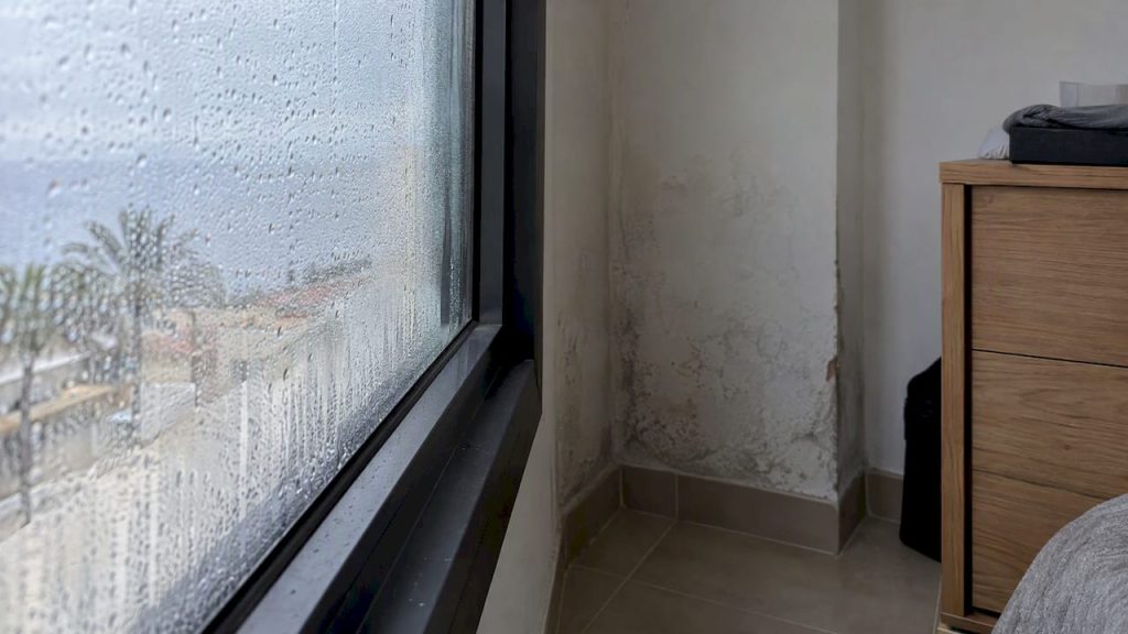 Gotas de condensación en la ventana del apartamento