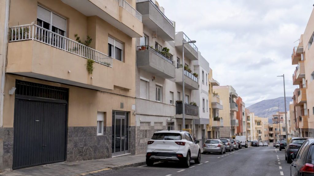 Edificios de departamentos en una calle de San Isidro